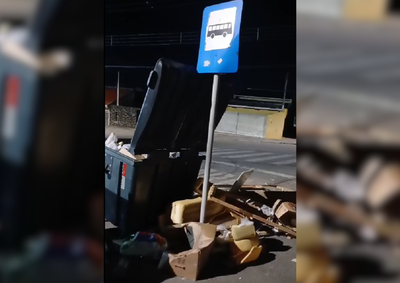 Usu&aacute;rios relatam lixeira transbordando e falta de abrigo contra sol e chuva no ponto utilizado 