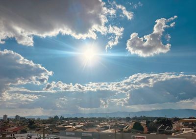 Ap&oacute;s come&ccedil;o de semana com clima mais ameno, term&ocirc;metros voltam a subir e m&aacute;xima pode alcan&ccedil;ar 33&deg;C no domingo