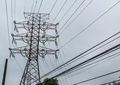 A nova regra permitir&aacute; que consumidores escolham de quem comprar energia el&eacute;trica, com abertura gradual para empresas em 2027 e resid&ecirc;ncias em 2028