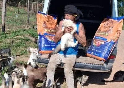 Dedica&ccedil;&atilde;o do idoso aos animais sensibilizou moradores de Cabre&uacute;va, que agora organizam doa&ccedil;&otilde;es para garantir abrigo digno para ele e para os felinos