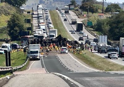 Acidente aconteceu por volta das 13h, em frente &agrave; Camacon. Caminhoneiro ficou gravemente ferido e foi socorrido ao hospital