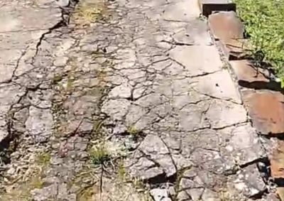 Registro feito por morador mostra dificuldades enfrentadas diariamente por quem circula a p&eacute;