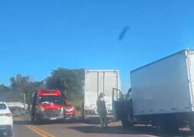 Colis&atilde;o ocorreu na tarde desta ter&ccedil;a-feira em Ivaipor&atilde; e envolveu dois caminh&otilde;es na PR-466