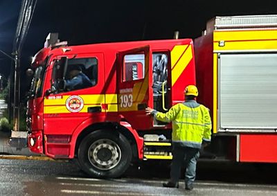 Segundo os bombeiros, cerca de mil litros de &aacute;gua foram utilizados para controlar o inc&ecirc;ndio e realizar o rescaldo.
