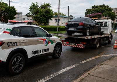 Acidente ocorreu no cruzamento das ruas Em&iacute;lio Scholze e Roberto Elke, no domingo (28)