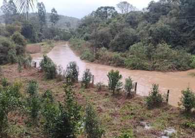 A &aacute;gua tomou conta de trechos de estradas rurais e impedindo a passagem de ve&iacute;culos em diversas comunidades do munic&iacute;pio