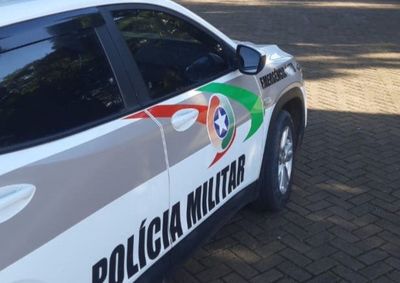 Com o impacto, a Saveiro atingiu e derrubou uma placa de sinaliza&ccedil;&atilde;o vi&aacute;ria no cruzamento