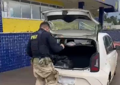 Droga estava escondida no porta-malas do autom&oacute;vel e foi encontrada durante fiscaliza&ccedil;&atilde;o da Pol&iacute;cia Rodovi&aacute;ria Federal
