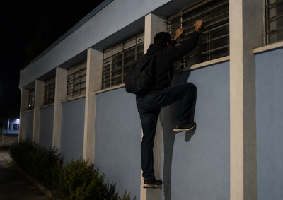 Segundo a Pol&iacute;cia Militar, suspeito foi visto escalando o pr&eacute;dio para furtar fios el&eacute;tricos