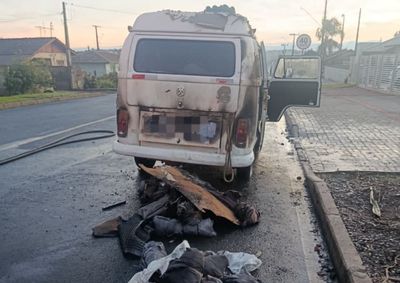 Fogo come&ccedil;ou no motor e avan&ccedil;ou para o compartimento de passageiros, segundo o Corpo de Bombeiros