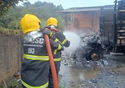 A r&aacute;pida atua&ccedil;&atilde;o dos bombeiros impediu que o fogo se propagasse para um barrac&atilde;o com maquin&aacute;rios