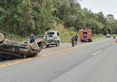 Ve&iacute;culo ficou tombado na pista e equipes atuaram no socorro ao motorista e na seguran&ccedil;a do local