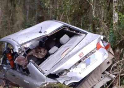 Corpo de Bombeiros precisou estabilizar o ve&iacute;culo e abrir acesso para retirar o jovem do autom&oacute;vel