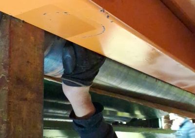 Homem estava embaixo da m&aacute;quina quando foi localizado pelas equipes de socorro