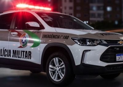 Ap&oacute;s ouvir um forte impacto, propriet&aacute;rio encontrou o carro cerca de tr&ecirc;s metros distante do local onde havia estacionado