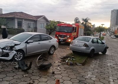 Colis&atilde;o ocorreu no cruzamento das ruas Vidal Ramos e Marechal Floriano na manh&atilde; desta quarta-feira (29)
