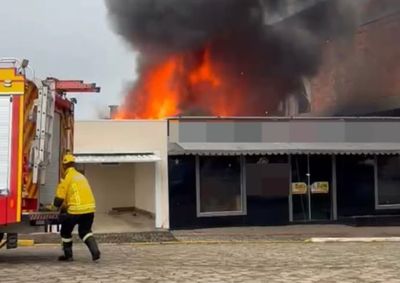 Quando os bombeiros chegaram, o inc&ecirc;ndio estava em desenvolvimento completo e o teto j&aacute; havia desabado