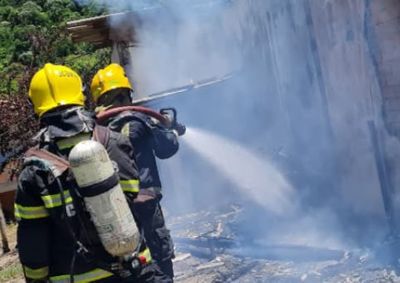 Atua&ccedil;&atilde;o dos bombeiros evitou que as chamas atingissem sementes, ra&ccedil;&atilde;o, um tanque com 5 mil litros de diesel e recipientes com &oacute;leo de m&aacute;quinas