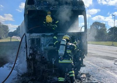 Equipes utilizaram cerca de 3 mil litros de &aacute;gua durante aproximadamente 40 minutos de combate &agrave;s chamas
