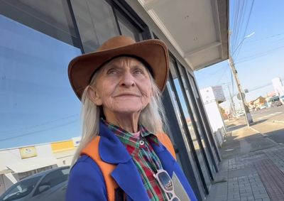 Dona L&iacute;dia, moradora de Rio da Areia do Meio, escolheu o valor e saiu com R$ 1 mil de presente