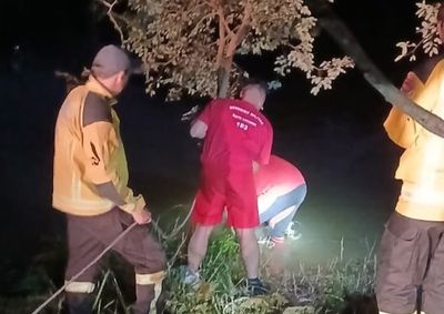 Ve&iacute;culo foi retirado da &aacute;gua com apoio dos bombeiros e encaminhado &agrave; Delegacia de Pol&iacute;cia Civil
