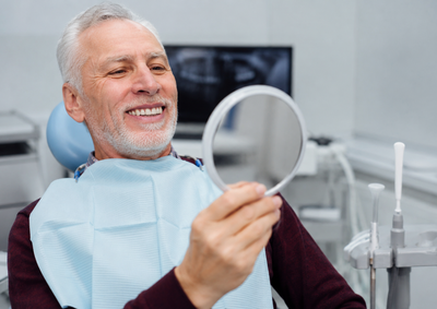 Tratamento fixado sobre implantes oferece mais estabilidade, melhora a mastiga&ccedil;&atilde;o e pode transformar a rotina de quem perdeu todos os dentes