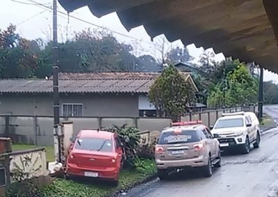 Segundo a Pol&iacute;cia Militar, suspeito desobedeceu ordem de parada, bateu o carro em um muro e tentou fugir a p&eacute;