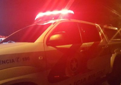 Segundo a PM, caminh&atilde;o trafegava em zigue-zague, com ilumina&ccedil;&atilde;o apagada, e quase atingiu a cabeceira de uma ponte