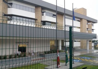 Um dos casos envolve disparo de espingarda e o outro ataque com faca e garrafa durante festa comunit&aacute;ria