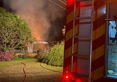 Im&oacute;vel estava fechado havia meses; bombeiros combateram as chamas por cerca de duas horas e evitaram que fogo atingisse serraria
