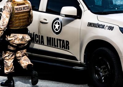 Com a chegada da PM, algumas pessoas correram; uma c&aacute;psula aparentemente calibre .32 foi entregue aos policiais