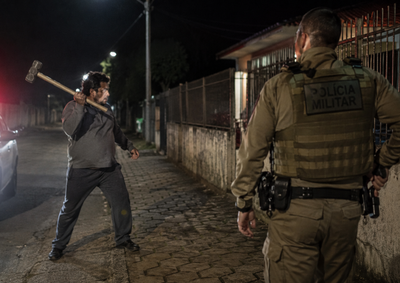 Segundo a PM homem amea&ccedil;ava uma mulher quando correu para dentro de casa pegou uma marreta e avan&ccedil;ou contra a equipe