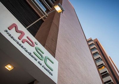 Segundo o MPSC acusado apontou um rev&oacute;lver e apertou o gatilho mas a muni&ccedil;&atilde;o falhou durante cumprimento de mandado