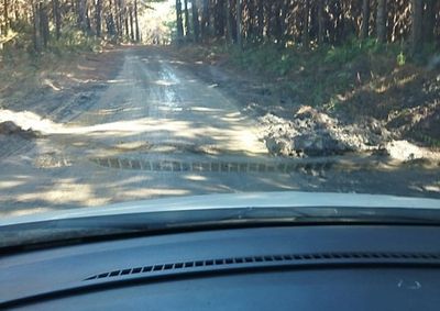 Ap&oacute;s buscar ajuda por conta pr&oacute;pria, morador conseguiu material para a estrada, mas encontro com o munic&iacute;pio n&atilde;o avan&ccedil;ou