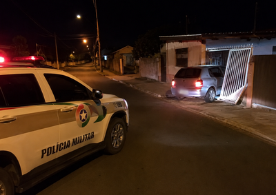 Segundo a PM, homem desobedeceu ordem de parada, fugiu at&eacute; casa e colidiu contra o port&atilde;o da garagem