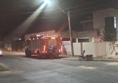 Segundo os Bombeiros, motociclista relatou ter ca&iacute;do ap&oacute;s passar por trecho da pista com &oacute;leo derramado