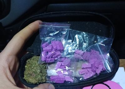 Fiscaliza&ccedil;&atilde;o da PRF encontrou 48 comprimidos de ecstasy e outros entorpecentes entre ocupantes do coletivo
