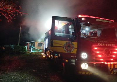 Im&oacute;vel estava desabitado e foi encontrado completamente tomado pelas chamas na noite de sexta-feira