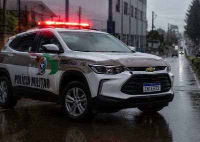 Com o impacto da primeira batida, Ford Ka foi projetado contra um Fiat Uno estacionado