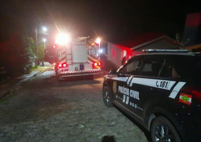 Im&oacute;vel estava completamente tomado pelas chamas quando os bombeiros chegaram; cerca de 10 mil litros de &aacute;gua foram utilizados
