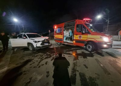 Acidente aconteceu na noite deste s&aacute;bado (5), no cruzamento das ruas Nereu Ramos e Esmeraldino Maia de Almeida