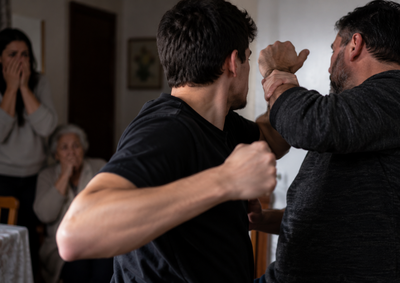Discuss&atilde;o come&ccedil;ou ap&oacute;s enteado questionar a forma como padrasto estaria tratando sua m&atilde;e e a av&oacute;, de 82 anos