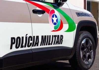 V&iacute;tima entregou uma bolsa com cerca de R$ 150 ap&oacute;s ser abordada por dois homens; Pol&iacute;cia Militar realizou buscas pela regi&atilde;o.
