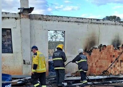 Im&oacute;vel de dois pavimentos foi atingido pelas chamas em Felipe Schmidt; quatro pessoas moravam no local e ningu&eacute;m ficou ferido