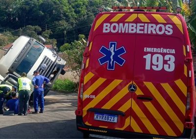 Segundo os bombeiros, caminh&atilde;o-ca&ccedil;amba caiu em um buraco existente na pista e tombou lateralmente