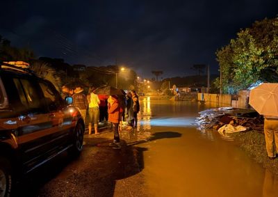 Mais de 100 mm de chuva foram registrados em 48 horas, com casas atingidas e comunidades do interior isoladas