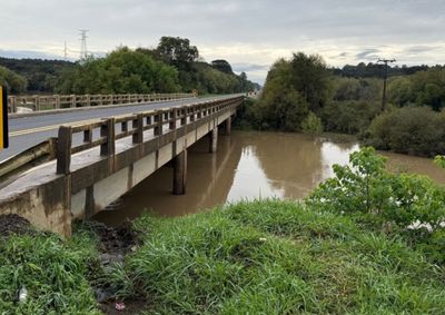 Medi&ccedil;&atilde;o na ponte da Casan chegou a 4,8 metros; n&iacute;vel de aten&ccedil;&atilde;o do Rio Canoinhas come&ccedil;a aos 6 metros