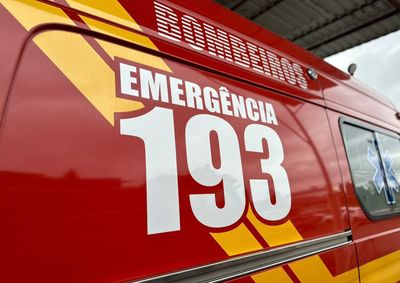 V&iacute;tima sofreu les&otilde;es na cabe&ccedil;a e nos bra&ccedil;os; &agrave; pol&iacute;cia, ela contou que atravessava pela faixa de pedestres