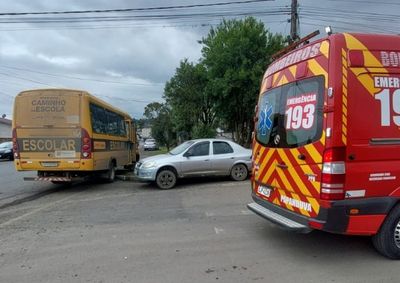 Crian&ccedil;as que estavam no coletivo n&atilde;o se feriram; ocupantes do autom&oacute;vel foram encaminhados ao Hospital S&atilde;o Sebasti&atilde;o