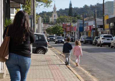 Uma moradora percebeu que elas estavam desorientadas e acionou a Pol&iacute;cia Militar